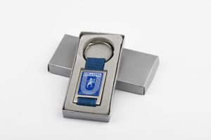 Breloc metalic cu material textil ''STEMA''