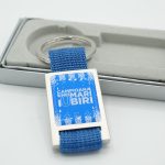 Breloc metalic cu material textil ''CAMPIOANA UNEI MARI IUBIRI''